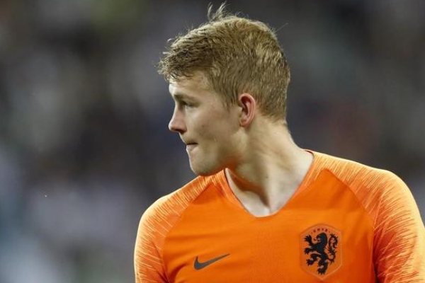 德弗里踢什么位置？